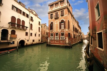 Fototapeta premium View of the wonderful small canals, distributed throughout the neighborhoods of Venice, Italy.