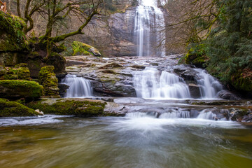 Obraz premium Suuctu Waterfall in Bursa, Turkey, with long exposure motion blur. Beautiful nature landscape featuring cascading white water, mossy rocks, and a serene forest river. Professional scenery photography.
