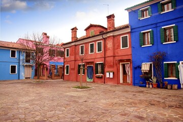 Fototapeta premium The famous fishing village with its colorful facades in Burano, Italy.