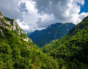 Naklejka premium Lush mountain valley under a partly cloudy sky