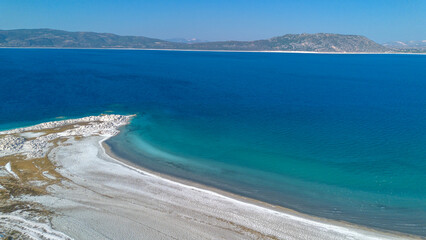  The tranquil beauty of Salda Lake - Turkey with its crystal clear turquoise waters and stunning surrounding landscapes is a mesmerizing sight to behold.