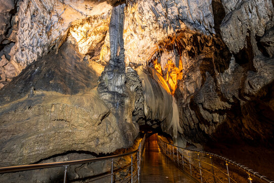 G&ouml;kg&ouml;l Cave is located on the right side of the Zonguldak-Ankara highway, just at the entrance to Zonguldak.