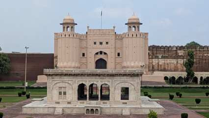 Obraz premium Lahore Fort, historic Mughal fortress features majestic architecture, Mughal Empire in South Asia.