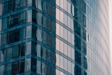 Obraz premium walls and empty windows of a modern building on a big city street without people