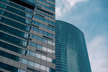 Obraz premium walls and empty windows of a modern building on a big city street without people