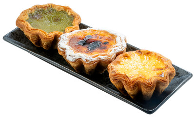 Freshly baked Egg tart in black plate on white background, Egg tart in black plate on white PNG file.