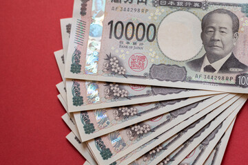 赤背景に置いてある一万円札