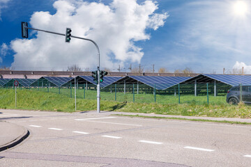 großer Solarpark an einer Straße