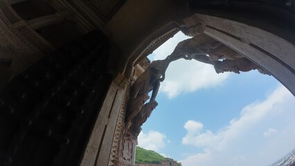 Obraz premium Majestic Elephant Sculptures Adorning the Historic Entrance of Garh Palace in Bundi, Rajasthan