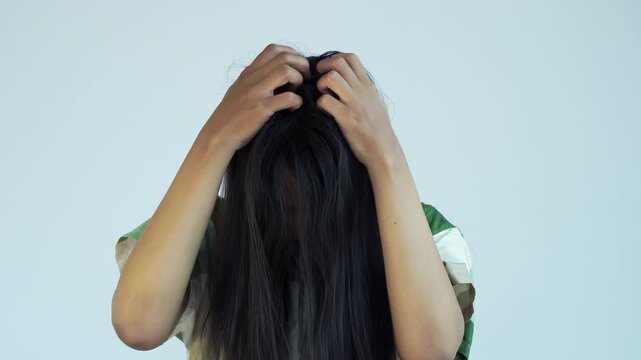 a woman had an itch on her head and scratched it with both hands. health dan medical concept