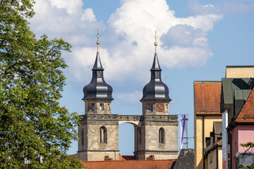 Stadtkirche Bayreuth mit Zwillingstürmen vor Sommerhimmel