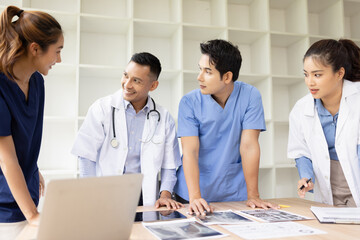 Obraz premium Medical team brainstorming having a meeting in conference room at hospital, Medical technology and health care concept.