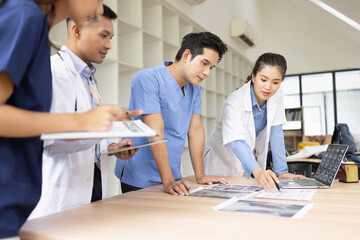 Obraz premium Medical team brainstorming having a meeting in conference room at hospital, Medical technology and health care concept.