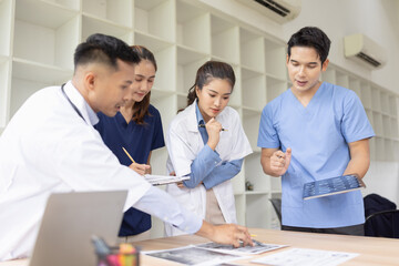 Obraz premium Medical team brainstorming having a meeting in conference room at hospital, Medical technology and health care concept.