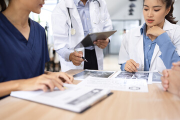 Obraz premium Medical team brainstorming having a meeting in conference room at hospital, Medical technology and health care concept.