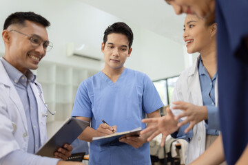 Obraz premium Medical team brainstorming having a meeting in conference room at hospital, Medical technology and health care concept.