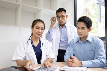 Obraz premium Medical team having a meeting in conference room at hospital, Medical technology and health care concept.