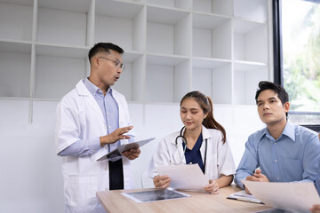 Obraz premium Medical team having a meeting in conference room at hospital, Medical technology and health care concept.