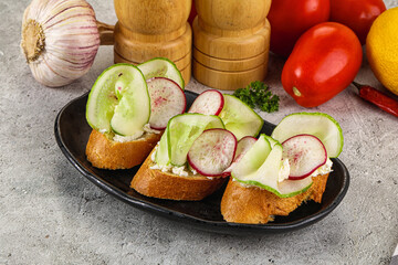 Bruschetta with soft cheese and cucumber