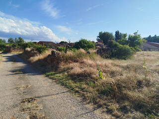 Paisaje de Soria (España) con casas abandonadas