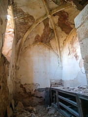 Interior de la iglesia abandonada de Cabreriza (Soria), España