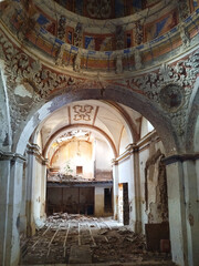 Interior de la iglesia abandonada de Cabreriza (Soria), España