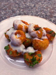 Close-Up of Traditional Fellah Köftesi Served with a Generous Yogurt Topping