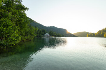 Sonnenaufgang im Sommer am Thumsee bei Bad Reichenhall.