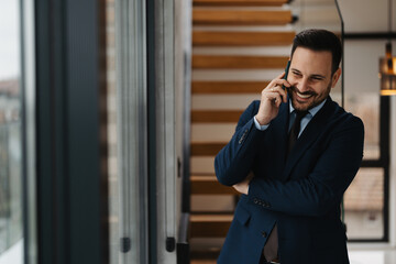 Businessman speaking on the smartphone