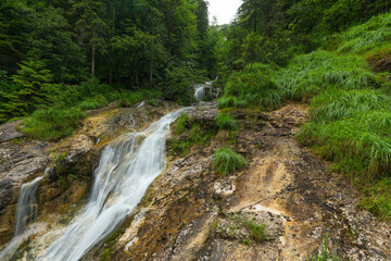 Wildromantische Weissbachschlucht bei Schneizlreuth. Blick zur H&ouml;llenbachbr&uuml;cke an der Alpenstrasse.