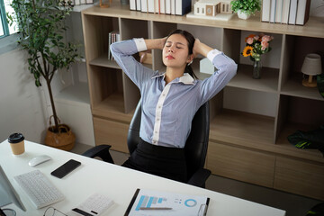 Office Syndrome: Young woman experiencing stress and discomfort at her desk