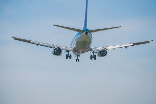 降り立つ旅客機