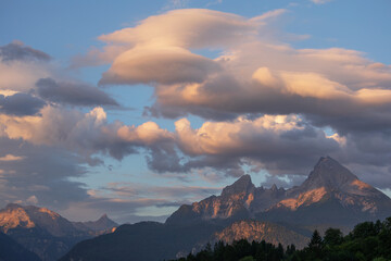 Gigantischer Sonnenaufgang bei Maria Gern mit Blick auf den Watzmann.