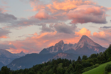 Gigantischer Sonnenaufgang bei Maria Gern mit Blick auf den Watzmann.