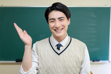 黒板の前で案内をする日本人男性