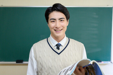 教科書を持つ日本人男性