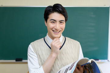 教科書を持って考える日本人男性
