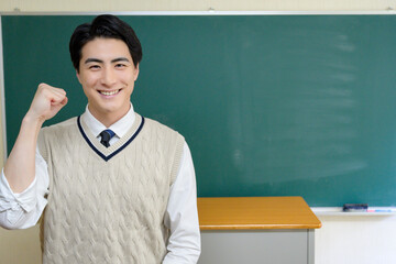 黒板の前に立つ日本人男性