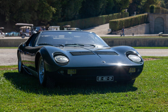 Black Lamborghini Miura P400