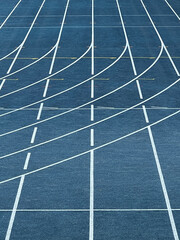 Blaue Tartanbahn mit Linien und Markierungen