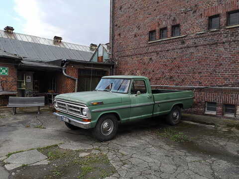 Ford F-100 Pick-up Truck mit Hardtop der Sechziger Jahre und Siebziger Jahre am 24.08.2025 auf dem Gel&auml;nde des Rinn & Cloos Carr&eacute; in Heuchelheim bei Gie&szlig;en in Hessen