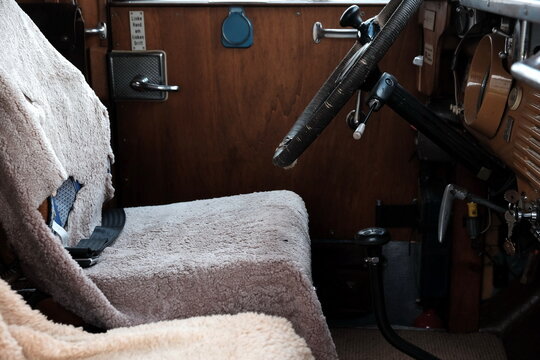 Nostalgisch anmutendes Armaturenbrett und Interieur eines Panoramabus der F&uuml;nfzigerjahre als Wohnmobil Umbau beim Oldtimertreffen Golden Oldies in Wettenberg Krofdorf-Gleiberg bei Gie&szlig;en in Hessen