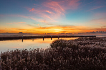 Obraz premium Sonnenuntergang im November am Bodden vor Zingst.