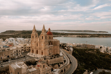 Luftaufnahme der Kirche von Mellieħa mit Blick auf die Ghadira Bay bei Sonnenuntergang Urlaub