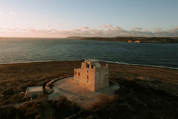 Luftaufnahme des White Tower Beach in Mellieħa, Malta bei Sonnenuntergang Urlaub 2