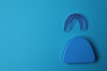 The mouthpiece lies on a blue background.
