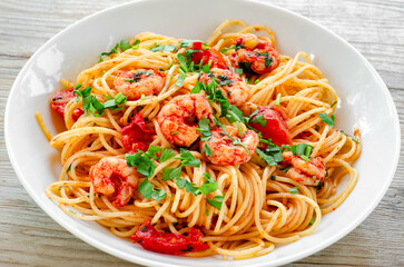 Spaghetti con gamberi, pomodoro e prezzemolo, pasta mediterranea 