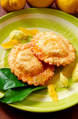 Seadas con miele, tipico dolce della cucina Sarda fritto e ripieno di pecorino, cibo italiano 