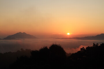 雲海に浮かぶ朝日