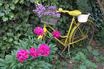 Gelbes Fahrrad mit Deko
